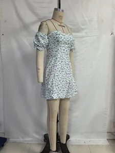 Vue latérale détaillée d'une robe courte fleurie à manches bouffantes sur un mannequin