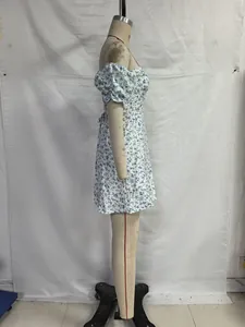 Profil latéral d'une robe française vintage à imprimé floral avec manches bouffantes