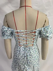 Détail d'une robe fleurie à manches bouffantes avec un design de laçage dans le dos