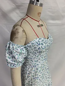 Vue détaillée d'une robe fleurie vintage française avec manches bouffantes sur mannequin.