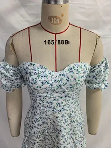 Vue détaillée d'une robe fleurie à manches bouffantes de style français sur mannequin
