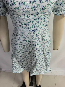 Vue détaillée du motif floral bleu sur une robe française à manches bouffantes vintage