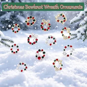 Vue détaillée de bijoux d'ongles en forme de couronne de Noël avec strass rouges et verts