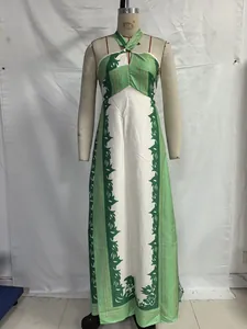 Elegante abito lungo all'americana con stampa tropicale verde e bianca per vacanze estive.