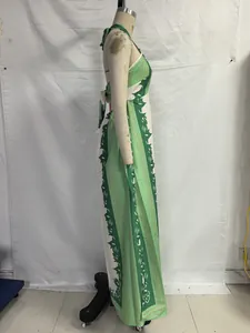 Vista laterale di un abito lungo con stampa floreale verde e bianca su un manichino.