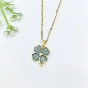 Collana dorata con ciondolo a quadrifoglio verde chiaro e dettaglio in cristallo