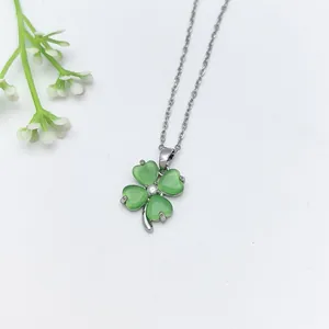 Elegante collana in acciaio inossidabile con ciondolo a quadrifoglio verde gatto