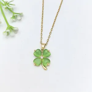 Elegante collana a catena dorata con ciondolo a quadrifoglio in occhio di gatto verde brillante.