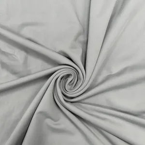 Détail de la texture du tissu côtelé argenté pour la robe de couleur unie à col en V