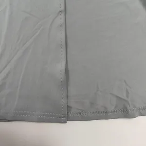 Gros plan de haute qualité montrant les coutures fines et la texture d'une robe grise fendue
