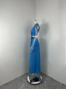 Vue latérale d'une robe longue bleue sexy ajourée sur un mannequin transparent.