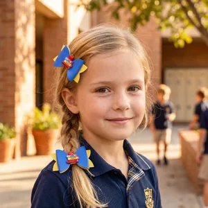 Vue détaillée d'une enfant portant des barrettes nœuds en cuir bleu et jaune thème école.
