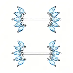 Primo piano di anelli per capezzoli argento con accenti di zircone marquise azzurro