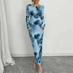Détail vue complète d'une robe longue élégante à imprimé bleu et coupe moulante