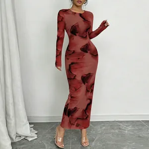 Détail de l'élégant imprimé marbre rouge et de la robe élastique ajustée à manches