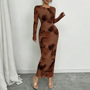 Robe longue élégante à manches longues et imprimé abstrait marron pour femme automne