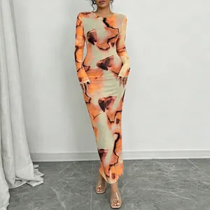 Robe longue élégante à imprimé abstrait avec manches longues et coupe ajustée slim