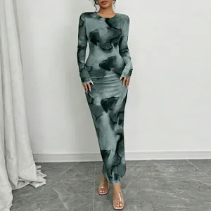 Robe longue moulante à manches longues avec imprimé marbré abstrait bleu-noir.