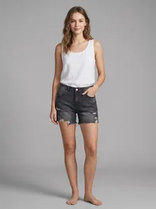 Photo de studio pro de short en jean noir taille haute avec détails usés et ourlet effiloché
