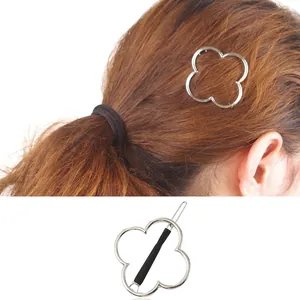 Barrette à cheveux fleur creuse géométrique en métal argenté dans les cheveux et détail