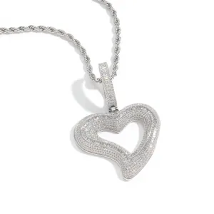 Collier pendentif cœur glacé avec micro-pavé de zircone cubique en finition argent