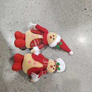 Vue détaillée de deux peluches bonhomme pain d'épice avec bonnet de chef et de Noël