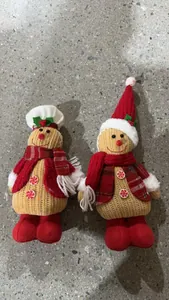 Vue détaillée de jolies poupées en peluche bonhomme de pain d'épices pour Noël festif