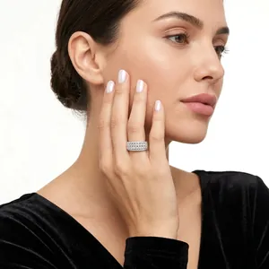 Bague luxueuse en argent 925 avec moissanite et pavage multi-rangs pour femme chic