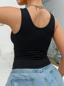 Rückansicht eines schmal geschnittenen schwarzen gerippten Tanktops mit U-Ausschnitt