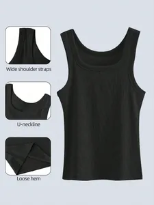 Detailansichten des schwarzen gerippten Tanktops mit breiten Trägern und U-Ausschnitt