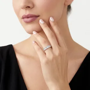 Élégante bague d'éternité en argent S925 et moissanite portée par un mannequin.