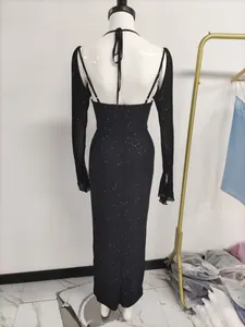 Vue arrière d'une robe longue noire pailletée dos nu avec liens licou sur mannequin