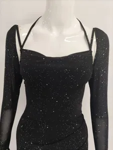Vue détaillée d'une robe longue sexy en mesh noir à paillettes avec col licou