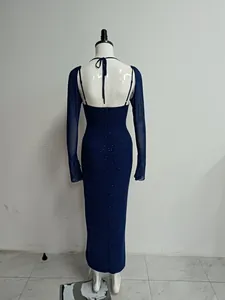 Robe longue en maille bleu marine avec dos nu sexy et magnifiques scintillants.