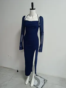 Vue détaillée d'une robe en mesh bleu marine à paillettes avec fente haute et manches.