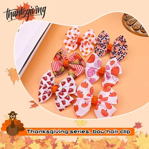 Vue détaillée de jolies barrettes à nœud sur le thème de Thanksgiving, motifs d'automne.