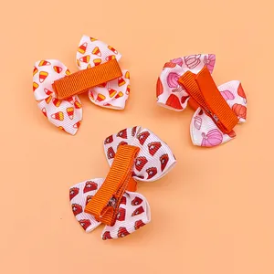 Gros plan du dos de trois barrettes à cheveux festives sur le thème d'Halloween.