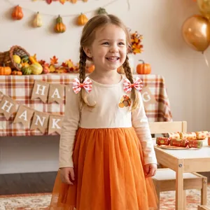 Détail de jolis nœuds papillon à motif de dinde de Thanksgiving pour cheveux.