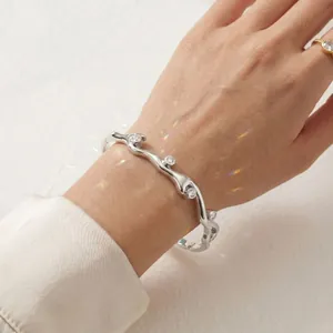 Élégant bracelet ondulé en cuivre argenté avec pierres de zircon étincelantes sur le poignet