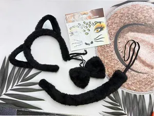 Dettaglio del set con orecchie da gatto nere in peluche coda farfallino e gioielli per viso