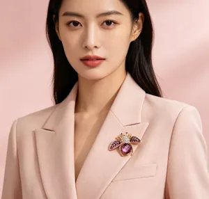 Élégante broche abeille avec pierre précieuse violette et cristaux sur un blazer rose
