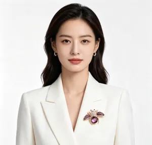 Élégante broche abeille avec une grande pierre violette et strass sur blazer blanc.