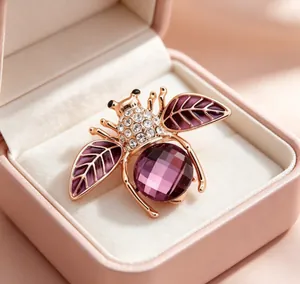 Vue détaillée d'une broche abeille en cristal violet avec des strass brillants