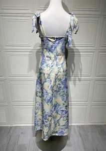 Rückansicht eines schmal geschnittenen Midi-Blumenkleids mit verstellbaren Trägern