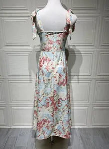 Detailansicht der Rückseite eines eleganten Maxikleides mit Blumenmuster und Bindebändern