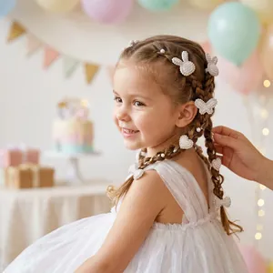 Gros plan d'une fillette portant des accessoires cheveux en perles lapin et papillon
