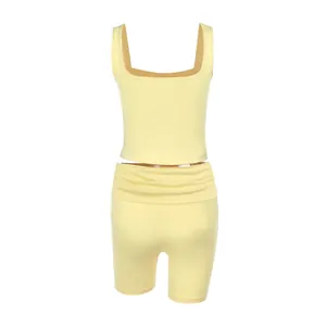 Vue arrière d'un ensemble décontracté jaune deux pièces avec débardeur et short