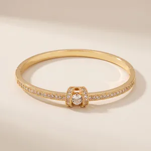 Elegante bracciale rigido in rame placcato oro con zirconi cubici e design a fibbia chic