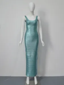 Vue détaillée montrant la texture turquoise métallique de cette robe longue bandage moulante