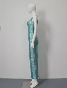 Vue latérale d'une robe bandage turquoise métallique montrant la texture scintillante